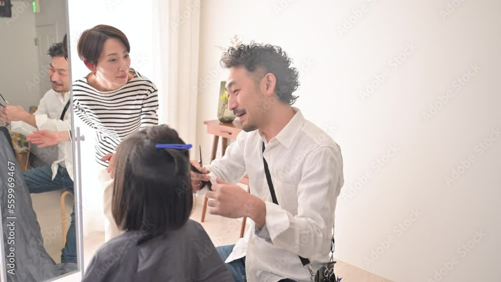 美容師さんが親御さんと相談しながら子どものカットをしているところ
美容師さんが親御さんと相談しながら子どものカットをしているところ