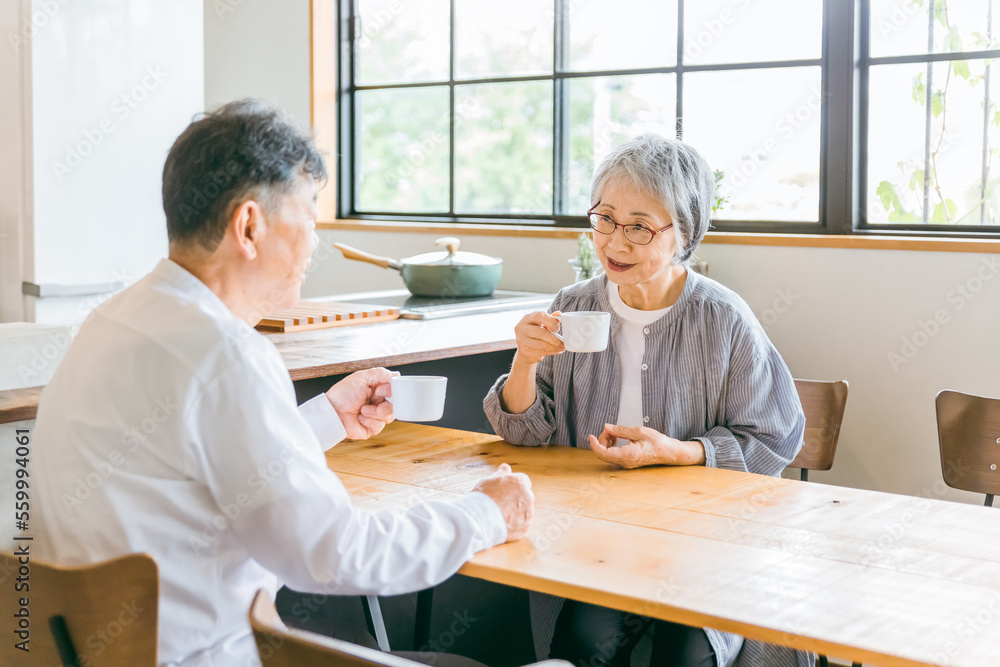 家のダイニング・カフェでお茶・コーヒーを飲むアジア人高齢者夫婦
家のダイニング・カフェでお茶・コーヒーを飲むアジア人高齢者夫婦