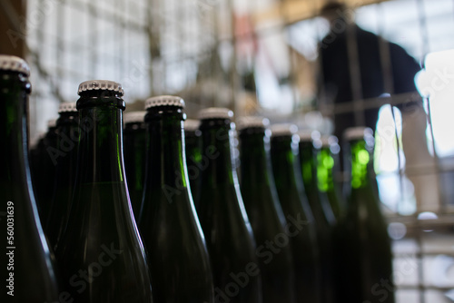 Des bouteilles en verre remplies de cervoise sont stockées le jour de la mise en bouteilles. photo