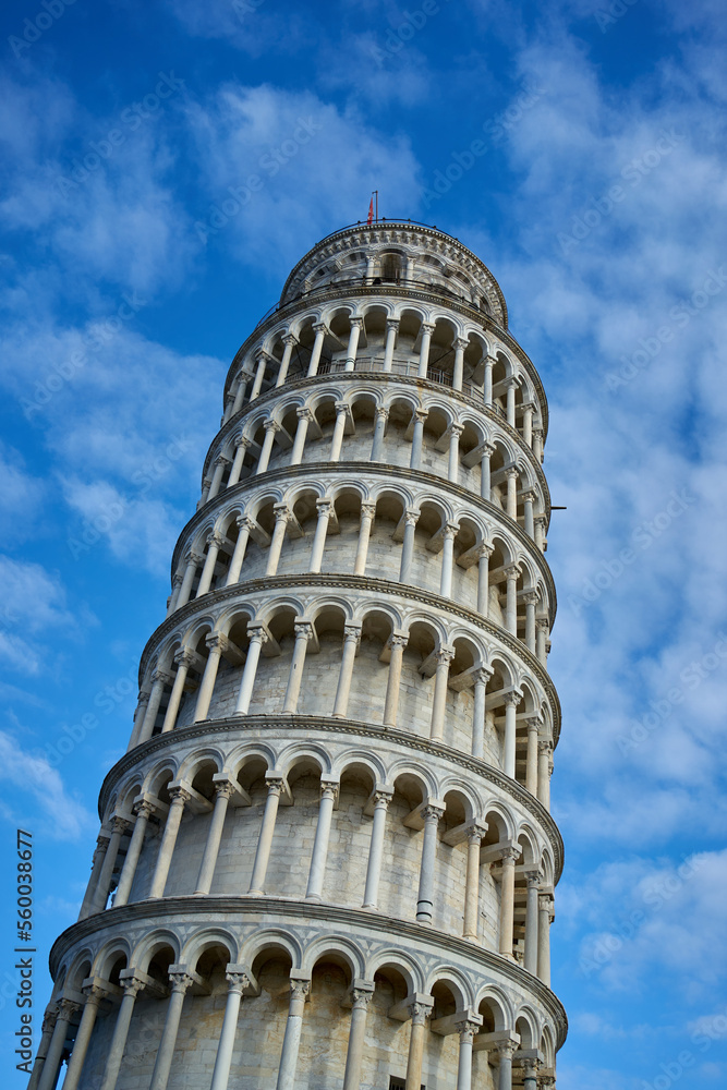 Fototapeta premium Torre di Pisa leaning tower top on beautiful blue sky (Italy)