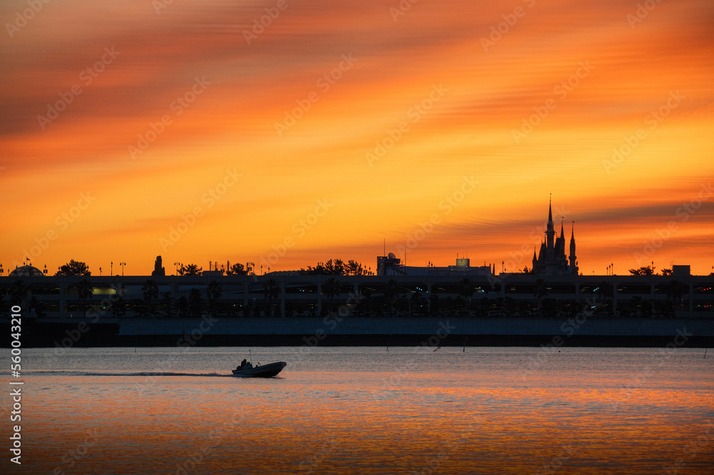 Fototapeta premium 東京都江戸川区 葛西臨海公園から望む日の出直後のシンデレラ城