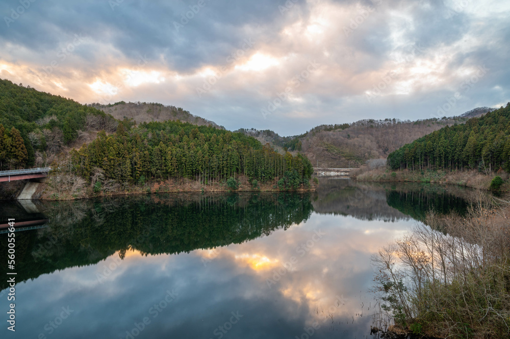 茨城県常陸大宮市　日の出直後の御前山ダムの風景