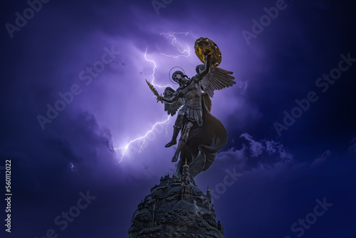 Cuadro en lienzo Fountain with a sculpture of Archangel Michael in the park Volodymyr Hill in Kyi