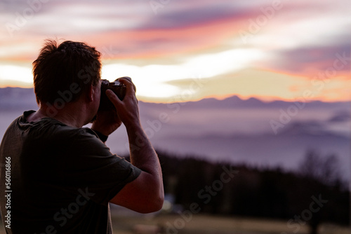 Mann fotografiert bei Sonnenuntergang