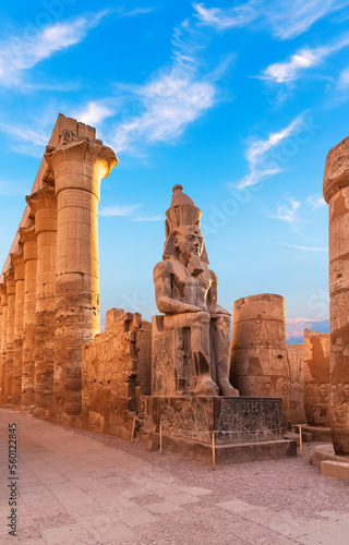 Obraz na płótnie Seated statue of Ramesses II by the First pylon of the Luxor Temple, Egypt w salonie