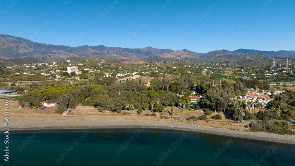 vista de la playa de río Padrón en la costa de Estepona, Málaga	