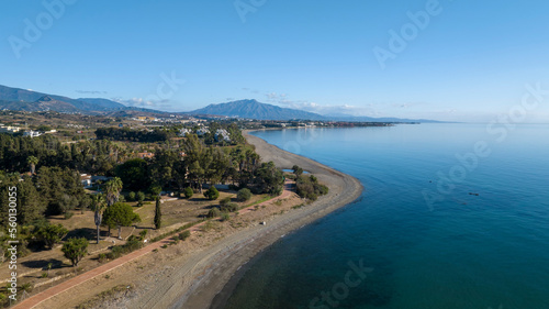 vista de la playa de río Padrón en la costa de Estepona, Málaga	