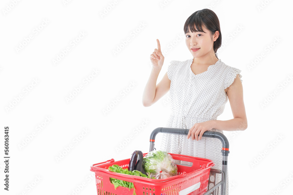 スーパーでポイントを指差す若い女性 スーパーでポイントを指差す若い女性
