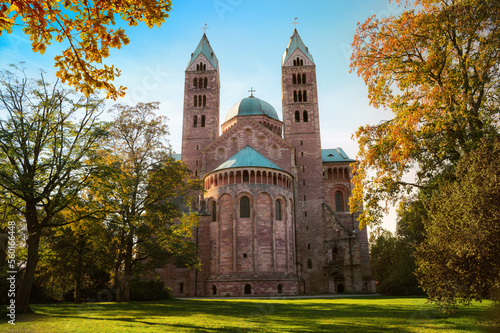 Der Dom in Speyer, weltbekannte Kathedrale, die Ostseite mit Park im Herbst, umrahmt von Bäumen