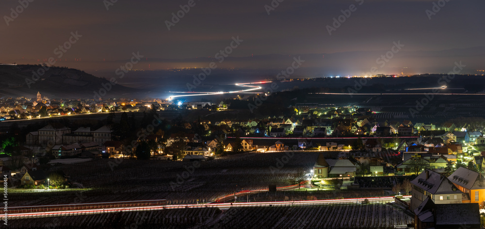 Filé des circulations nocturnes au travers du vignoble alsacien depuis les hauteurs d’Ammerschwihr, CEA, Alsace, Vosges alsacienne, Grand Est, France
