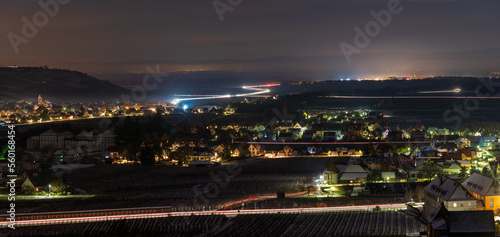 Filé des circulations nocturnes au travers du vignoble alsacien depuis les hauteurs d’Ammerschwihr, CEA, Alsace, Vosges alsacienne, Grand Est, France