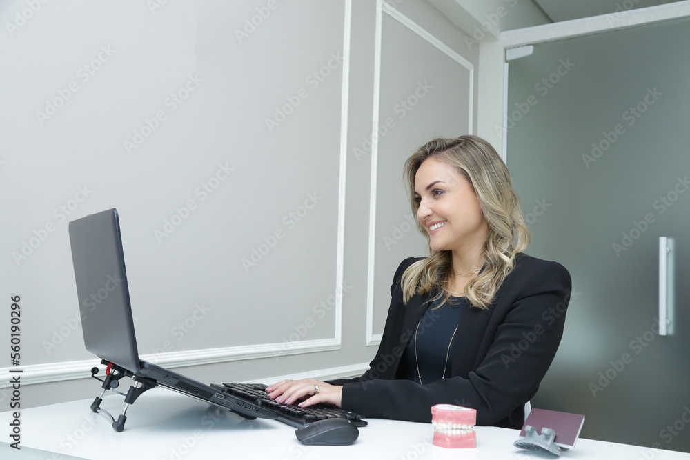 Mulher modelo loira no escritorio trabalhando Mulher modelo loira no escritorio trabalhando
