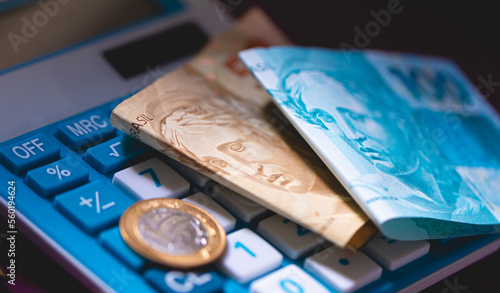 Notas do Real Brasileiro sobre uma calculadora em fotografia macro. Economia Brasileira, finanças, taxa de juros e inflação. photo