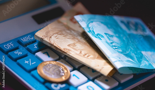 Notas do Real Brasileiro sobre uma calculadora em fotografia macro. Economia Brasileira, finanças, taxa de juros e inflação.