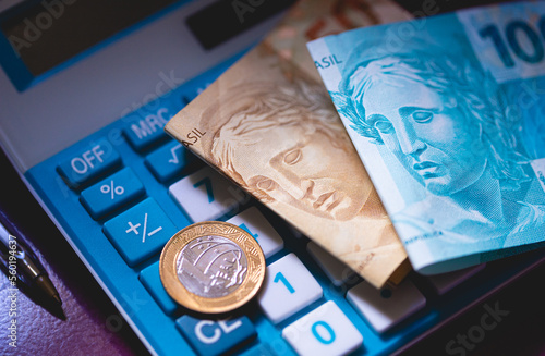 Notas do Real Brasileiro sobre uma calculadora em fotografia macro. Economia Brasileira, finanças, taxa de juros e inflação.