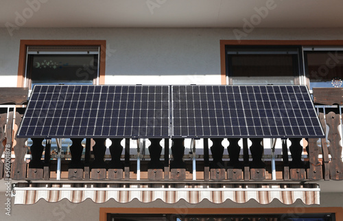 Ein Balkonkraftwerk ist auch für ältere Häuser geeignet. Solarmodule zur Stromerzeugung auf einem Balkon 