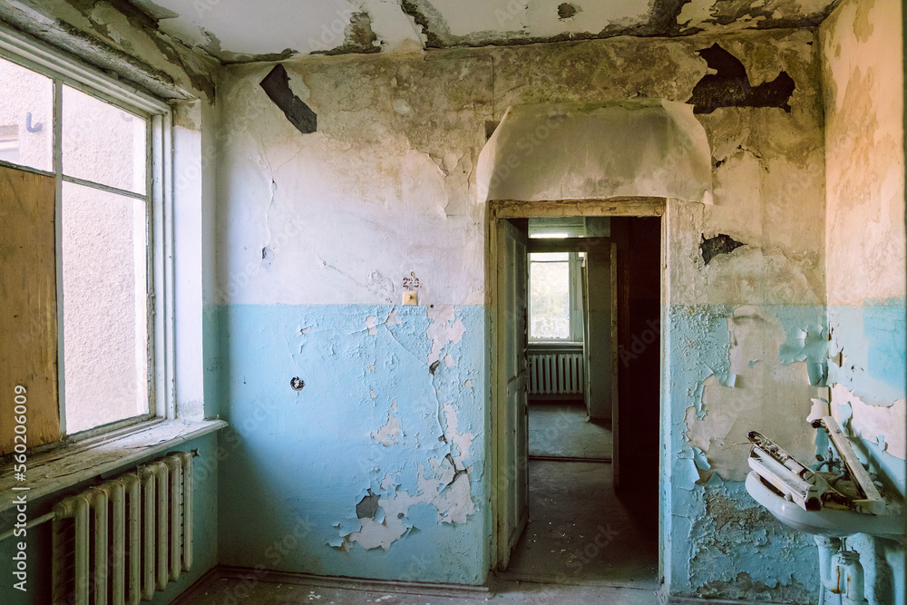 Ταπετσαρία Wet and moldy wall in room of an abandoned building