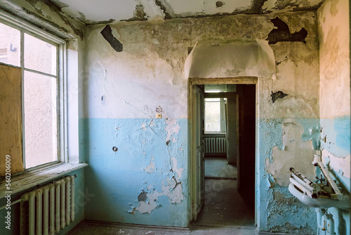 Fotografia Wet and moldy wall in room of an abandoned building