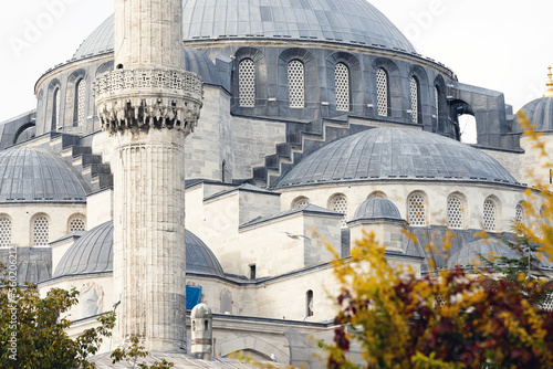 Obraz na płótnie Stunning view of the Sultan Ahmed Mosque or Blue Mosque during a beautiful sunny day. The Blue Mosque is an Ottoman-era historical imperial mosque located in Istanbul, Turkey. w salonie