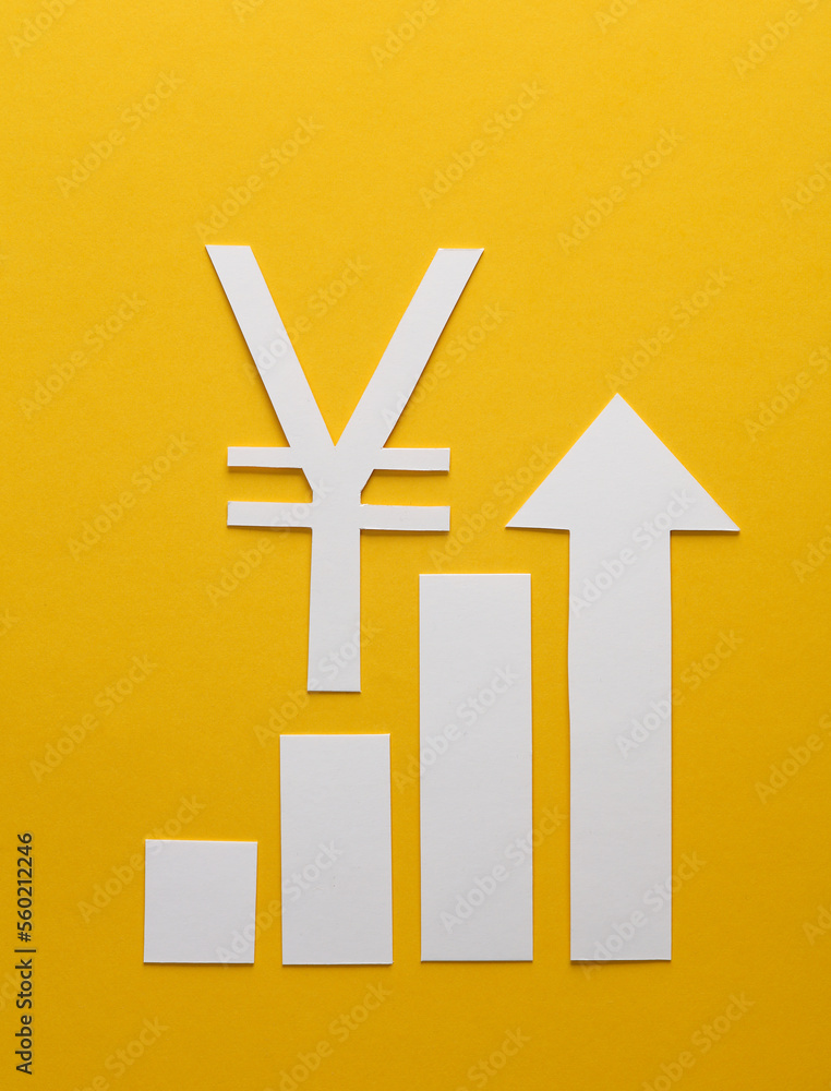 Obraz premium Paper-cut columns of a chart tending upwards and yuan symbol on yellow background. Analytics, business concept