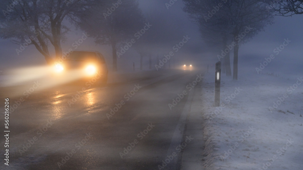 Autos im Winter bei Glatteis, Nebel und schlechter Sicht, Winter Wetter auf der Landstraße. Autos im Winter bei Glatteis, Nebel und schlechter Sicht, Winter Wetter auf der Landstraße.