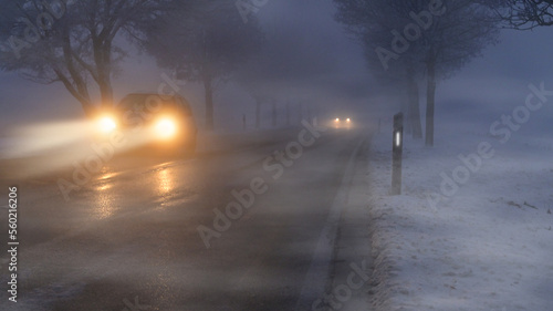 Autos im Winter bei Nebel und schlechter Sicht.