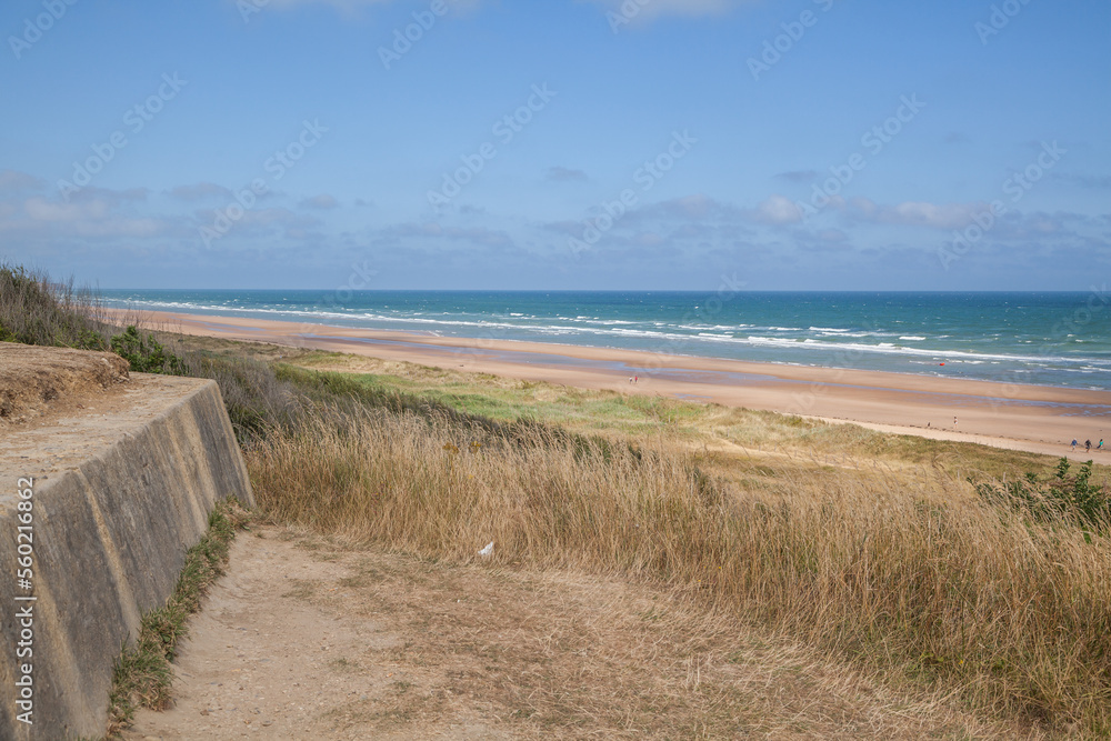 Omaha Beach in der Normandie nahe Colleville-sur-Mer, Blick vom Widerstandsnest WN 62, August 2022