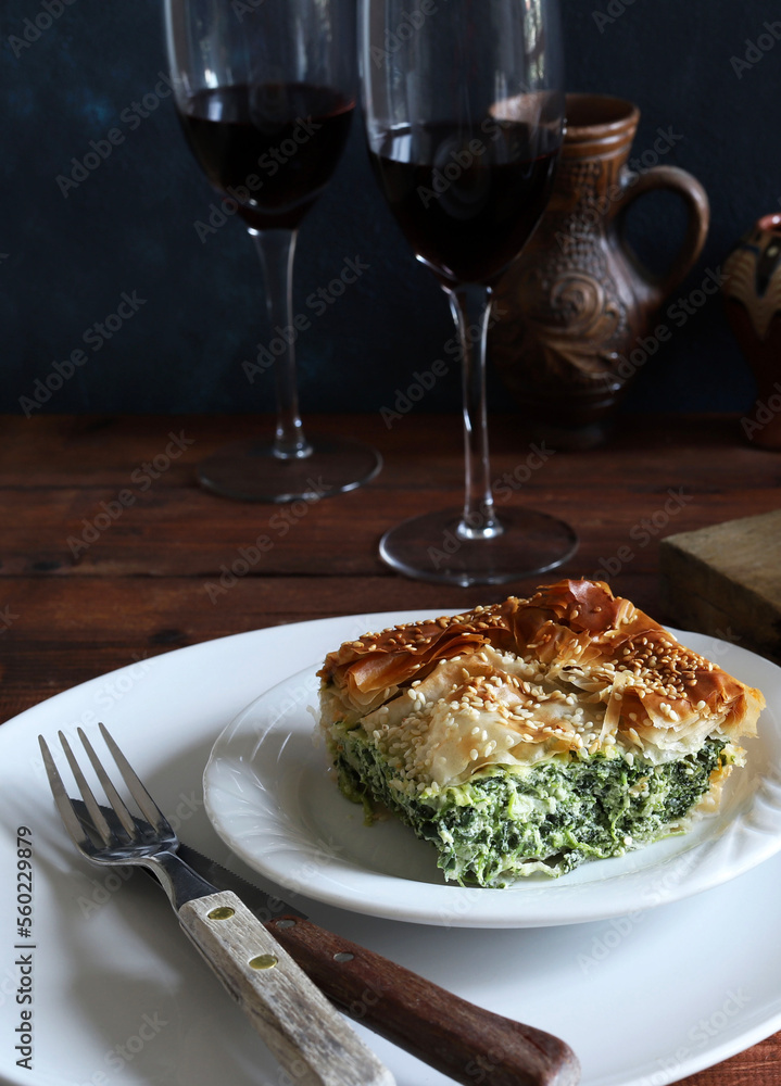 Cucina greca tradizionale. Spanakopita, un pezzo di torta di pasta