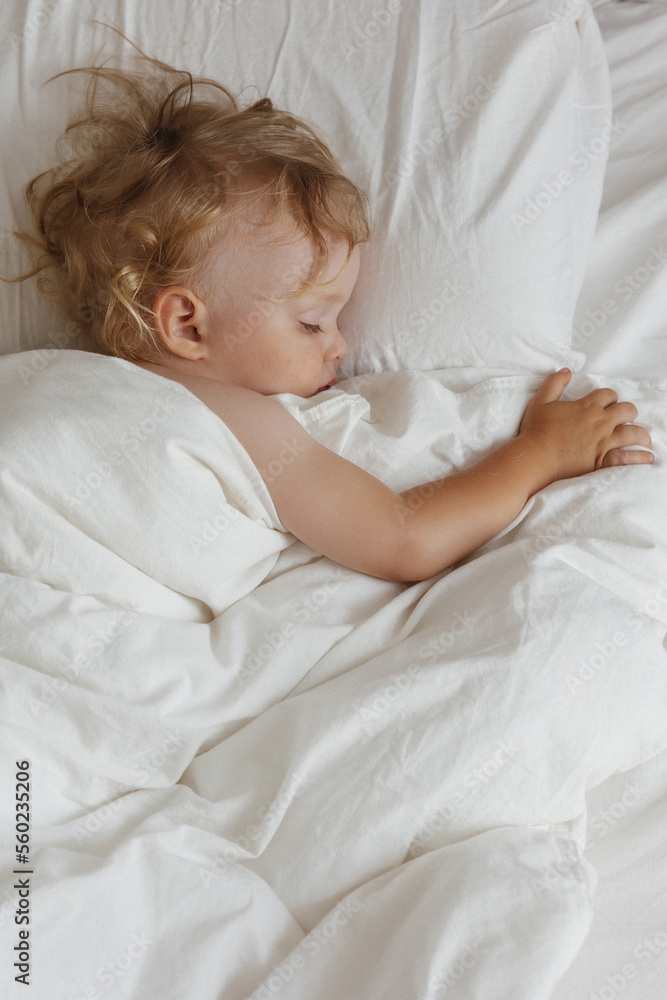 Boy sleep on a white bed. Sleeping baby on his side. close up portrait of  adorable baby foto de Stock | Adobe Stock