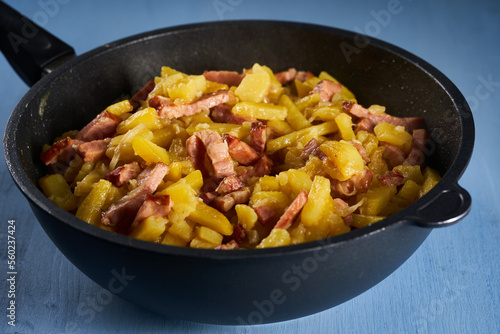 Potatoes and ham in a wok