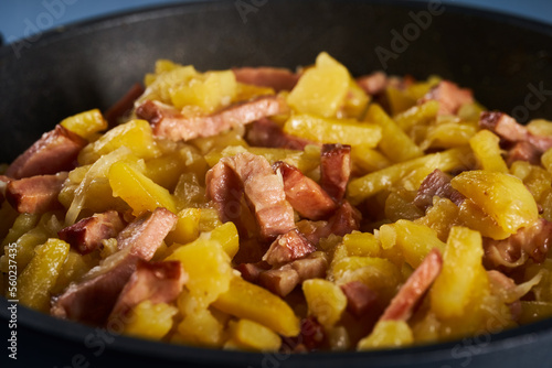 Potatoes and ham in a wok