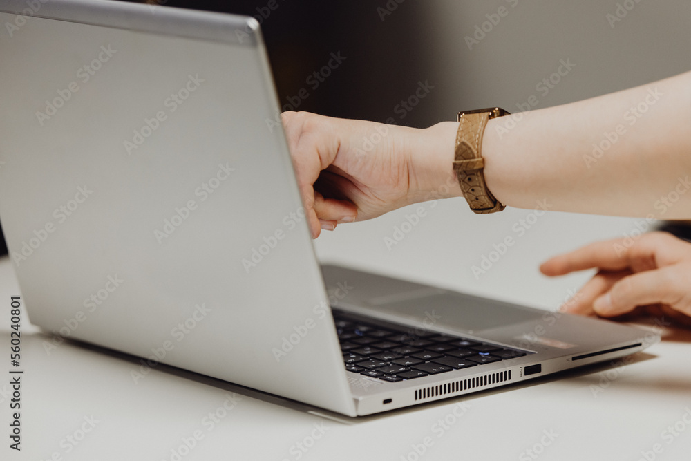 Homme travaillant devant un ordinateur portable Homme travaillant devant un ordinateur portable