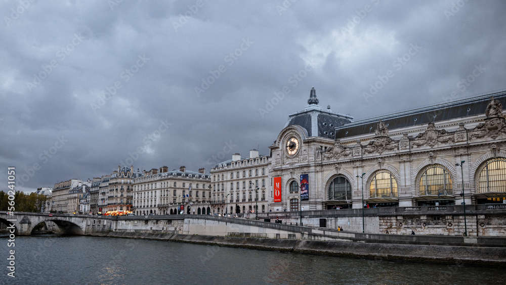 Croisière romantique sur la Seine au crépuscule