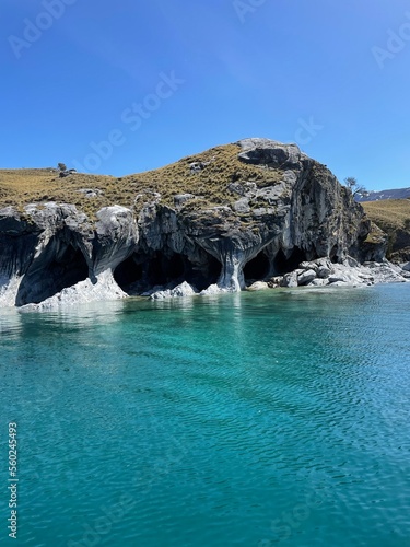 Acantilados sobre aguas turquesas. Belleza natural