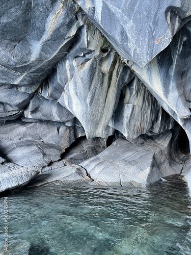 Muro de marmol al ingreso de las cuevas. Belleza natural