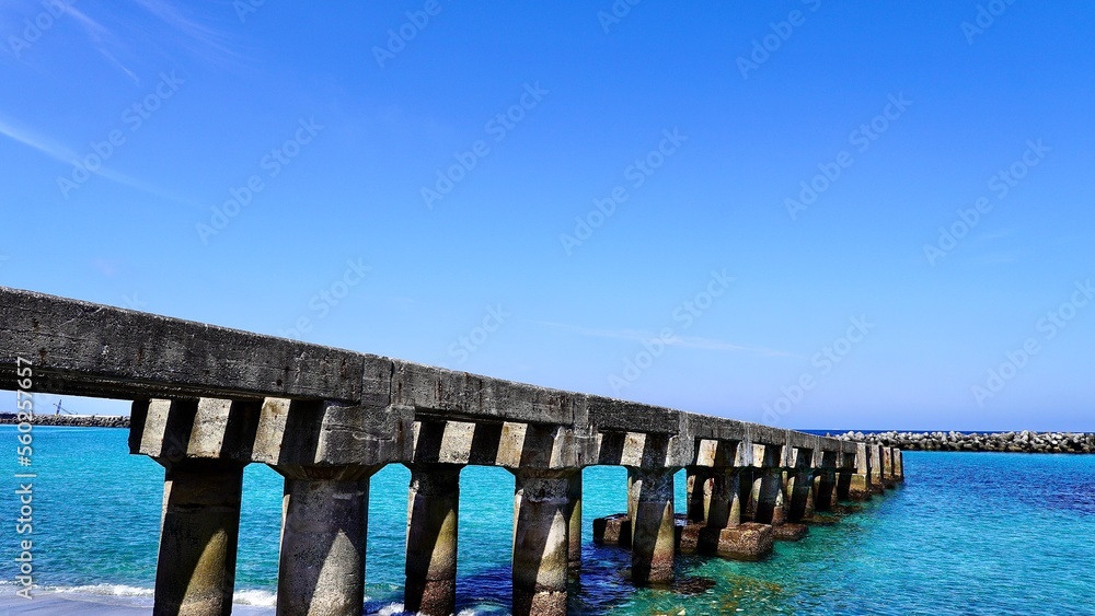 伊豆諸島新島の前浜海岸の桟橋跡と海の風景