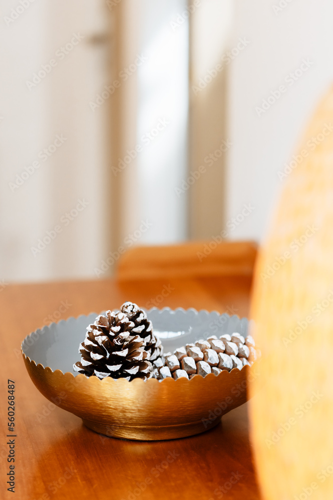 Fototapeta premium Décor doré pour Noël avec des pommes de pins