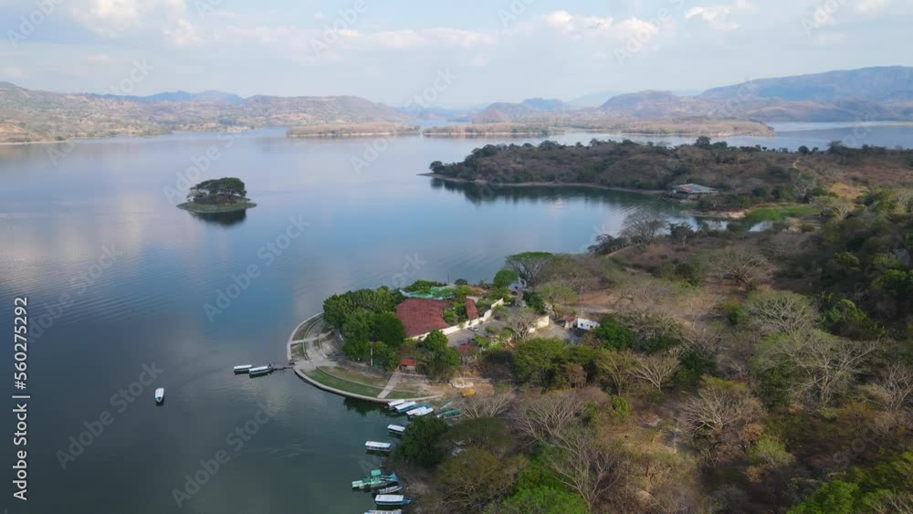 Lago de Suchitoto, con puerto San Juan, con pequeñas islas y montañas Lago de Suchitoto, con puerto San Juan, con pequeñas islas y montañas