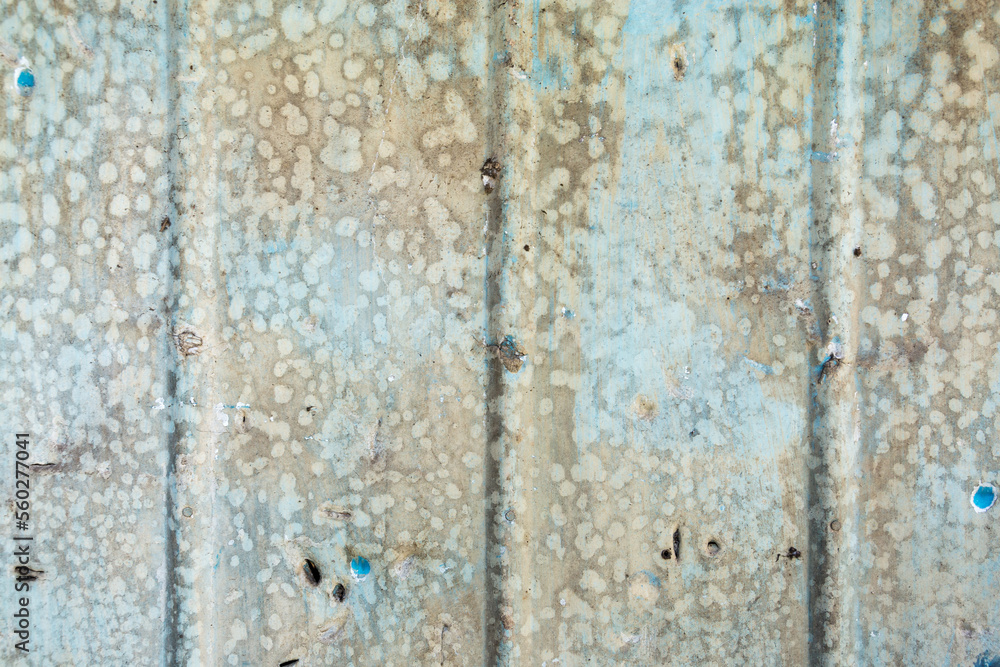 Pared artística de chapa oxidada de zinc pintada en celeste cielo estilo vintage para fondo Pared artística de chapa oxidada de zinc pintada en celeste cielo estilo vintage para fondo