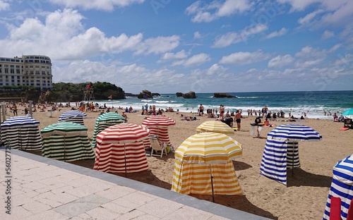 Tentes rayées et colorées sur la grande plage de Biarritz, Pyrénées-Atlantiques, région Nouvelle-Aquitaine, France.

