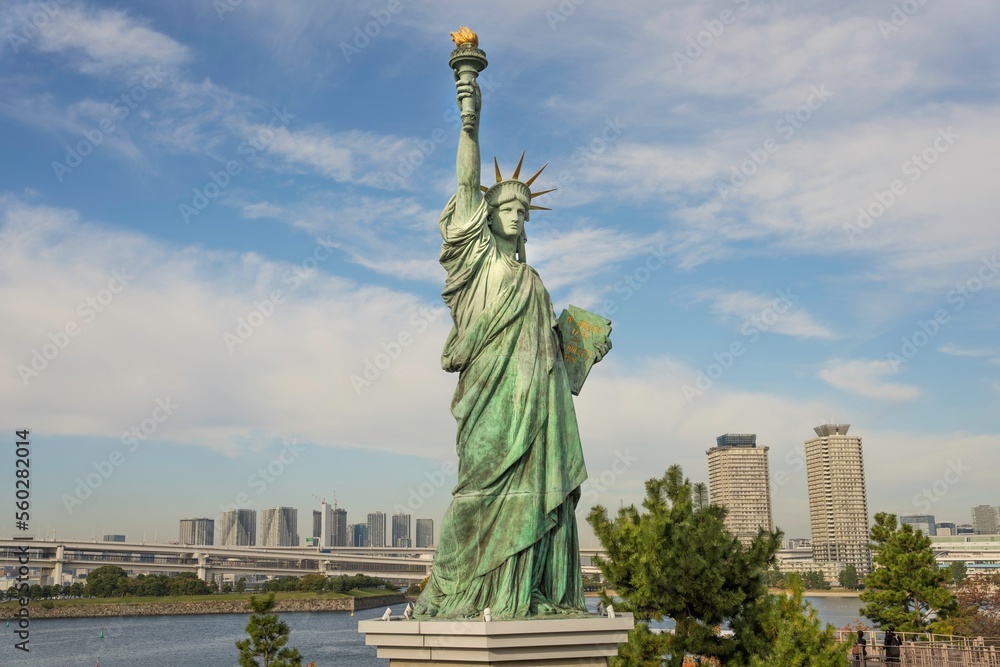 Fototapeta premium This image shows a replica of the statue of liberty in Tokyo Japan.