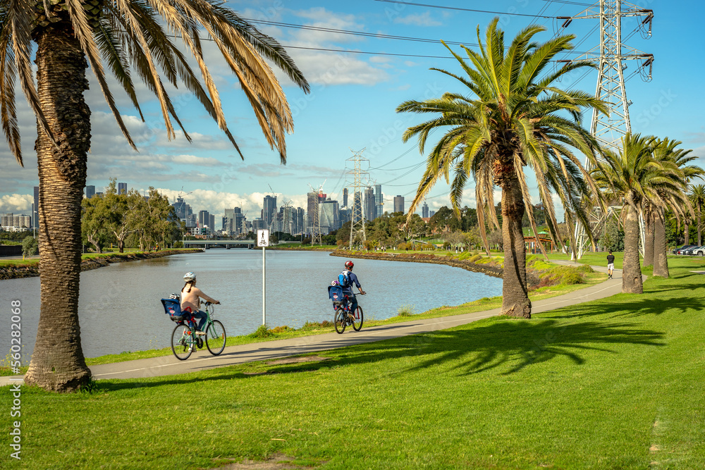 Naklejka premium Biking and walking trail along the Maribyrnong river in Melbourne, Australia