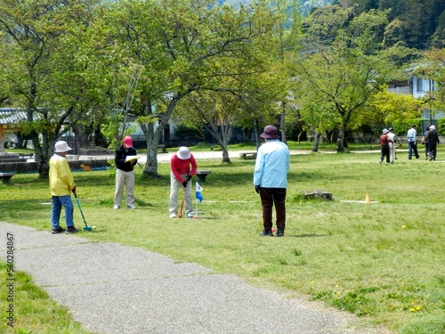 公園でゲートボールをする高齢者、グラウンドゴルフをする人達、日本の高齢者