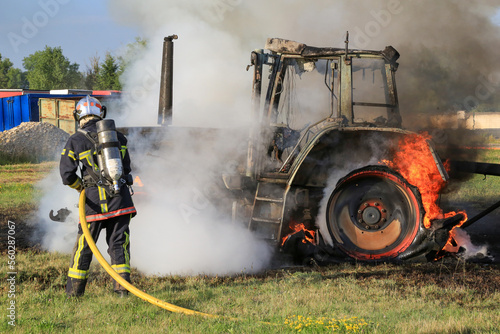 Feuerwehr löscht Traktor-Brand