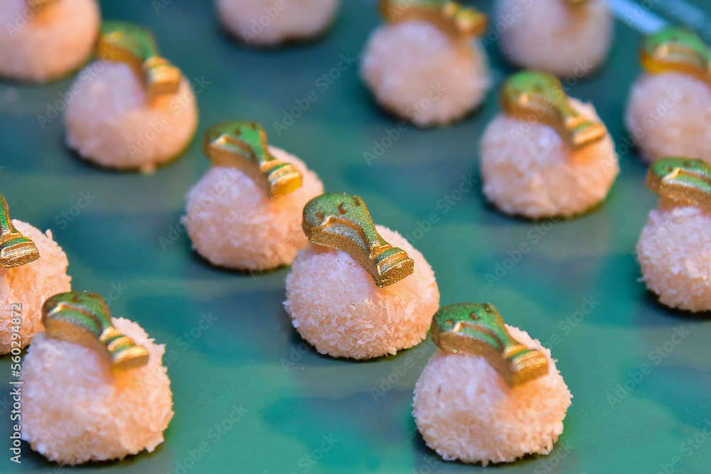Foto de coconut candy decorated with golden trophy, candy store