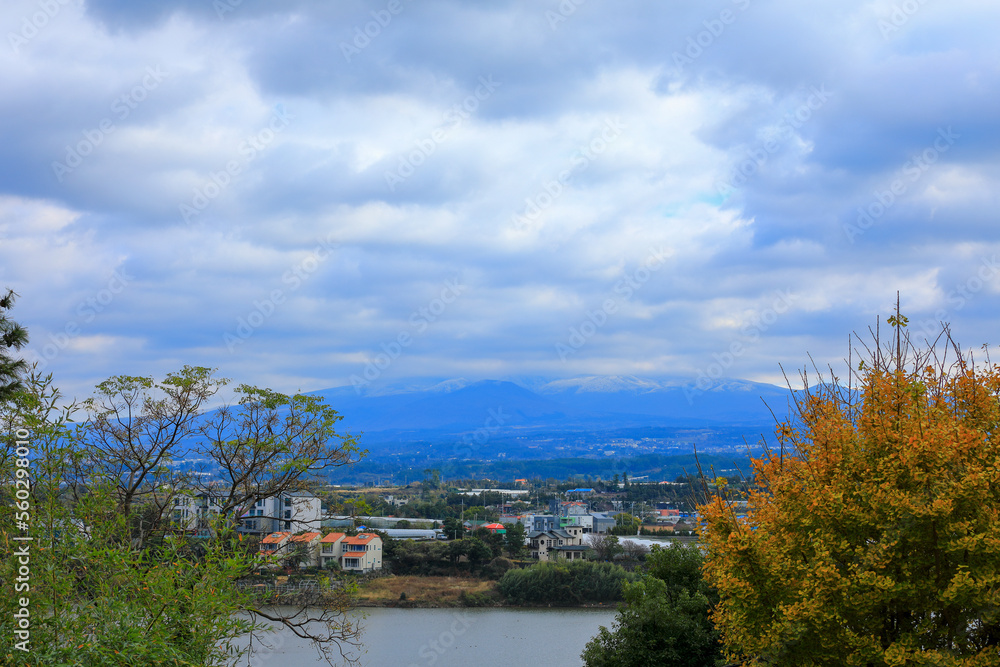 대한민국 제주도에 있는 수산 저수지 라고 부르는 저수지의 아름다운 풍경이다