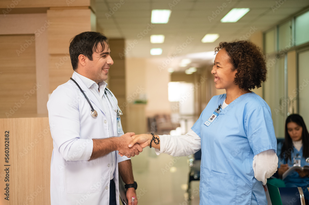 Obraz premium Doctor shake hand student success in education