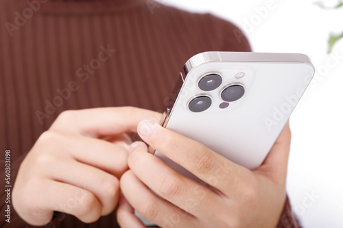 Wallpaper Mural スマホの操作をする女性 Torontodigital.ca