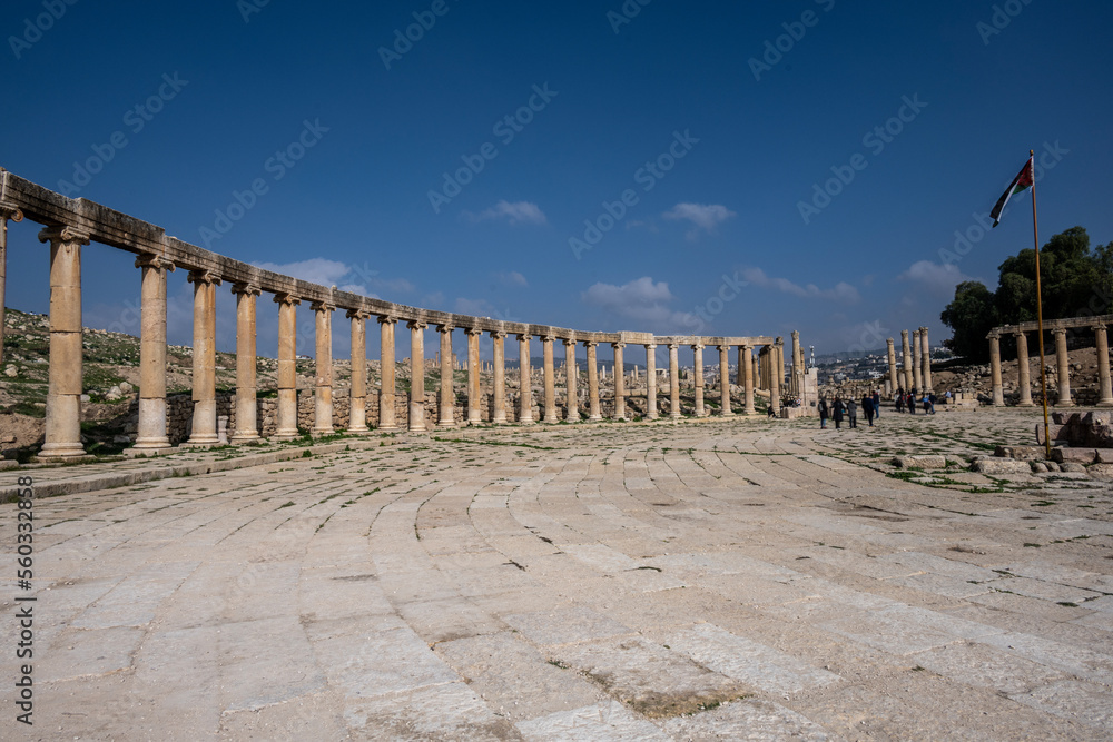 Fototapeta premium picturesque ruins of an ancient Greek city near the city of Jerash in Jordan on a sunny day
