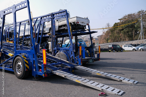 中古車オークション会場に搬入しているトレーラー
